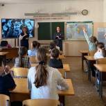 «Единая Россия» в честь памятной даты провела в образовательных учреждениях «Разговоры о важном»