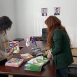 Единороссы продолжают сбор книг для школьников Луганска