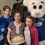 Молодогвардейцы поздравили с днём рождения мать мобилизованного жителя Усть-Илимска