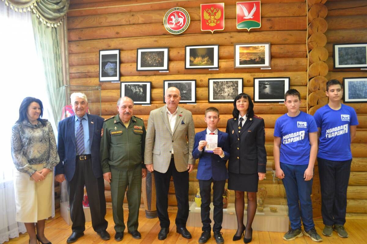 В Азнакаево ко Дню местного самоуправления подростки получили свои первые  паспорта | 25.04.2023 | Казань - БезФормата