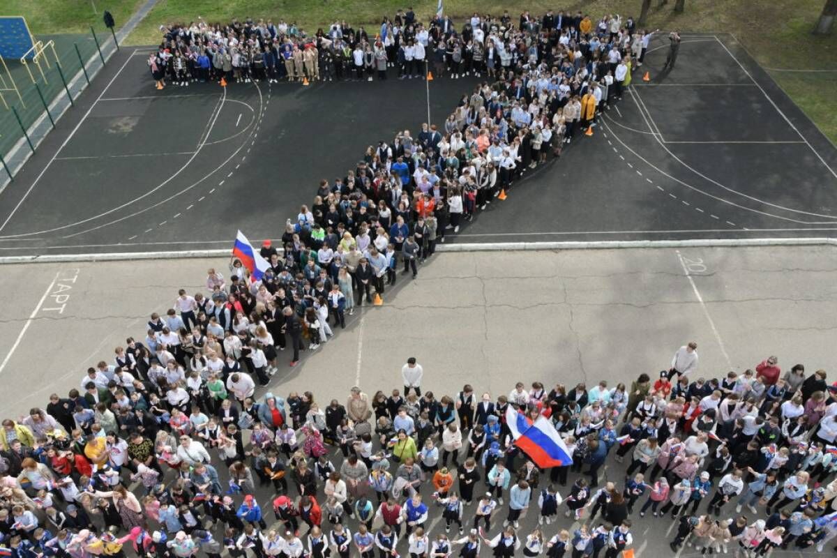 В школе имени А.С. Попова во Власихе прошел флешмоб в поддержку Вооруженных  сил Российской Федерации