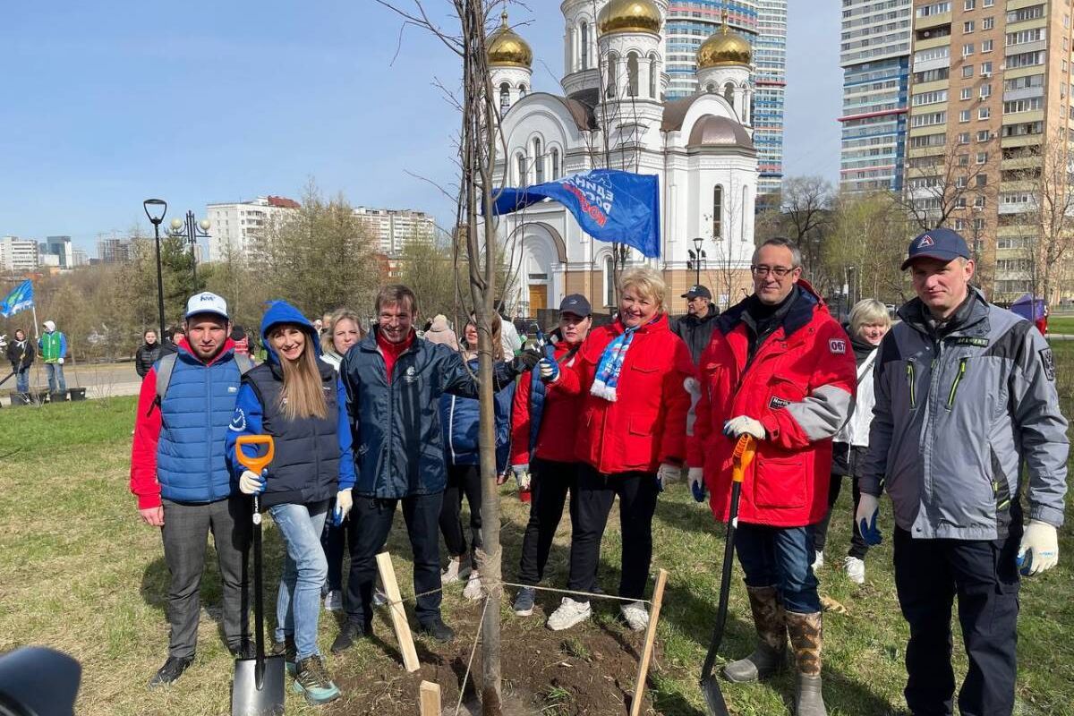 Московские единороссы вместе с жителями столицы вышли на общегородской  субботник | 15.04.2023 | Москва - БезФормата