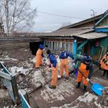 Волонтёры «Единой России» помогают расчищать от последствий извержения вулкана Шивелуч пострадавшие посёлки на Камчатке
