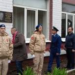 В честь Героя СВО в школе Октябрьского района установлена мемориальная доска