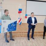 Руководитель Златоустовского отделения «Единой России» Алексей Карюков подарил телевизор будущим медикам