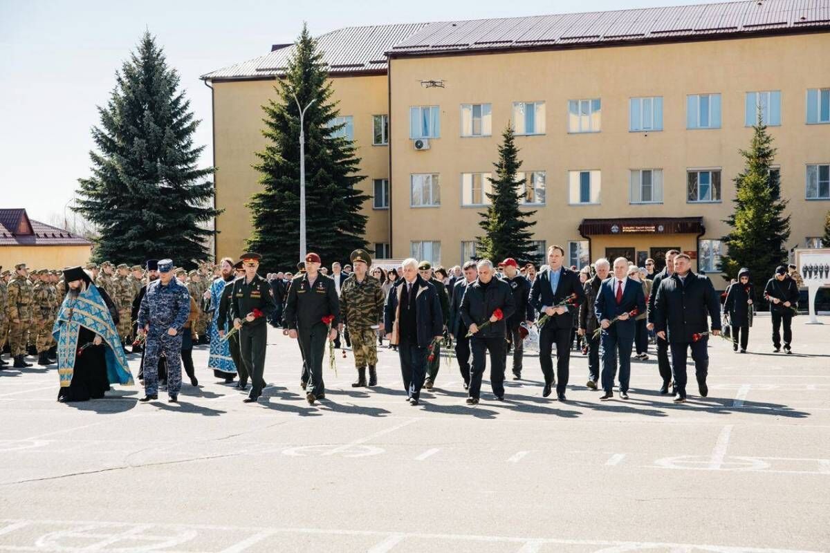 Единороссы почтили память погибших военнослужащих Софринской бригады