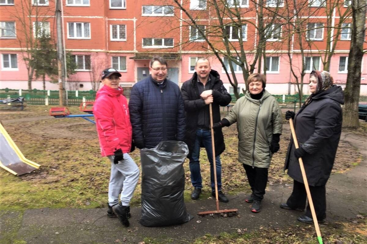 Картинка субботника во дворе