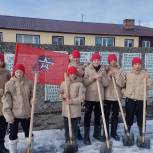 Партийцы Усть-Камчатска организовали и провели акцию «Снежный десант» по очистке от снега памятников и мемориалов, посвященных Великой Отечественной войне
