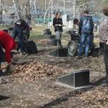 В Базарно-Карабулакском районе активисты партии провели субботник на мемориале погибших воинов