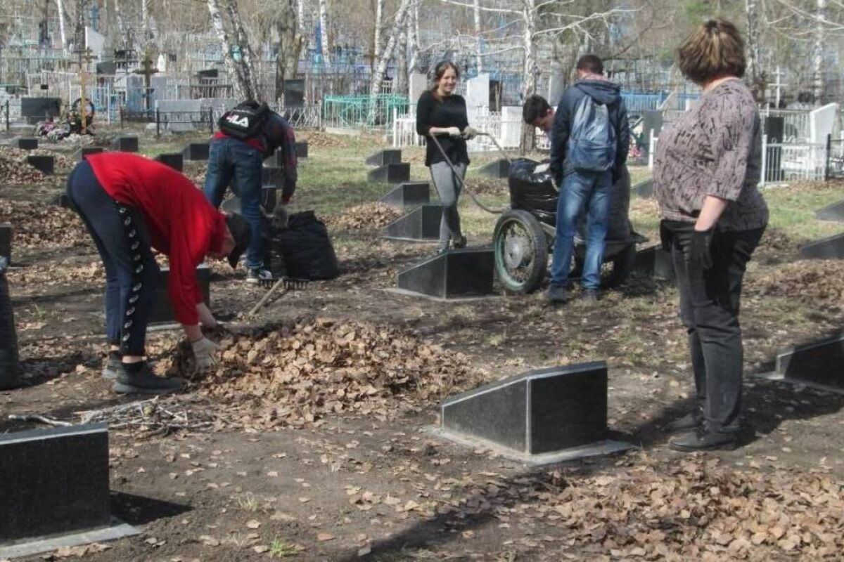 В Базарно-Карабулакском районе активисты партии провели субботник на  мемориале погибших воинов