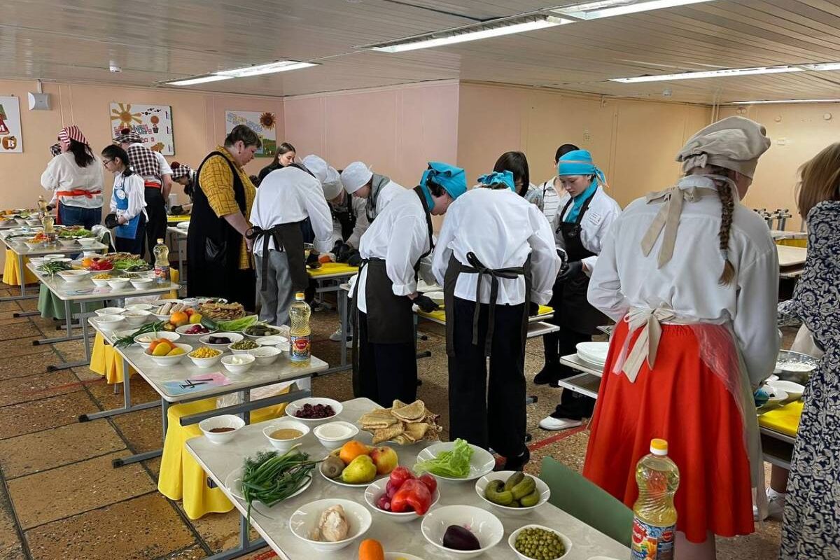 Мкоу питание. Еда в школе. Кулинарный проект. Еда в российских школах. Здоровое питание в школе проект.