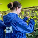 Молодогвардейцы Дёмского района продолжают изготавливать маскировочные сети