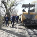 Юрий Зиновьев и Александр Басенко прокомментировали ход работ по ремонту дороги в микрорайоне Заря