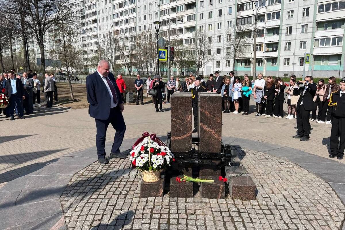 Единороссы в Петербурге почтили память ликвидаторов аварии на Чернобыльской  АЭС | 26.04.2023 | Санкт-Петербург - БезФормата