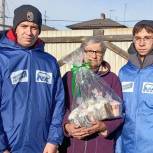Активисты «Единой России» поздравили семью мобилизованного с Пасхой