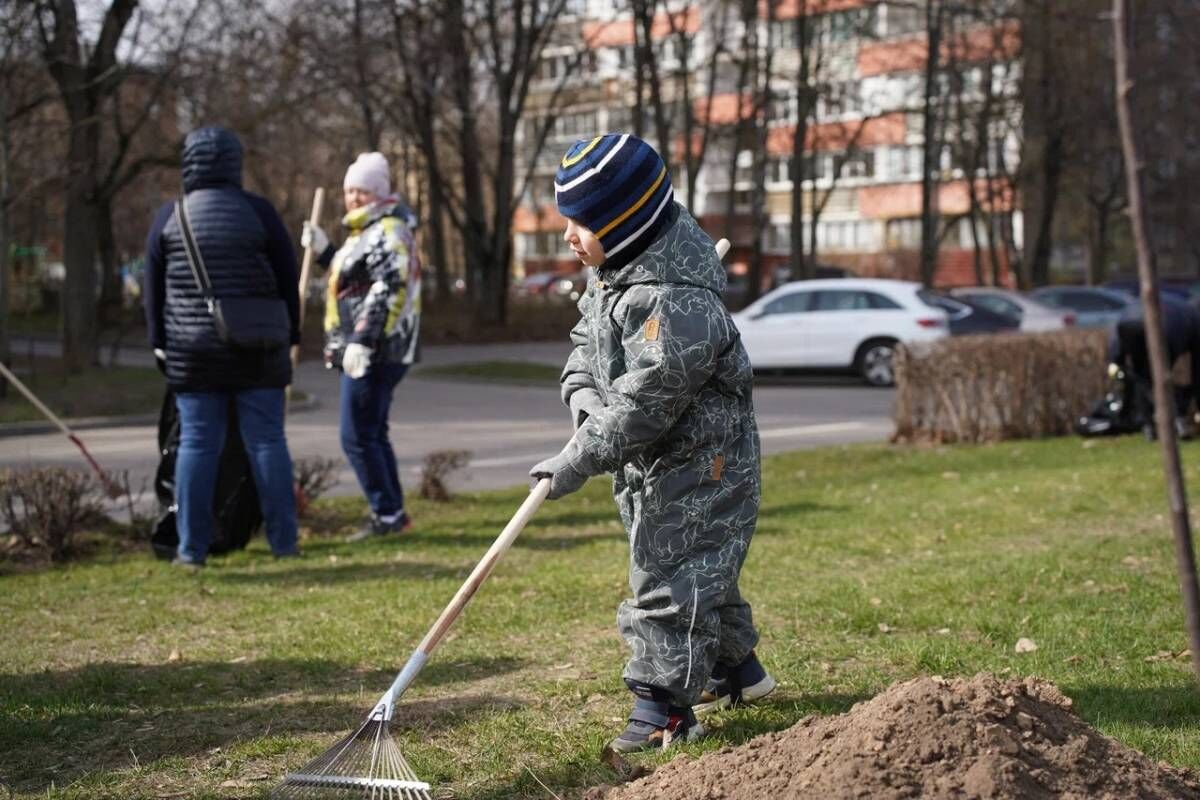 Во всех округах Москвы проходит общегородской субботник