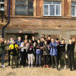 Добровольцы волонтерского центра партии «Единая Россия», активисты «Молодой Гвардии» очистили территорию Приреченского клуба от мусора и сухостоя