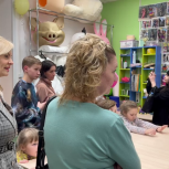 В Томске активисты «Единой России» организовали экскурсию на фабрику ростовых кукол для семей участников СВО