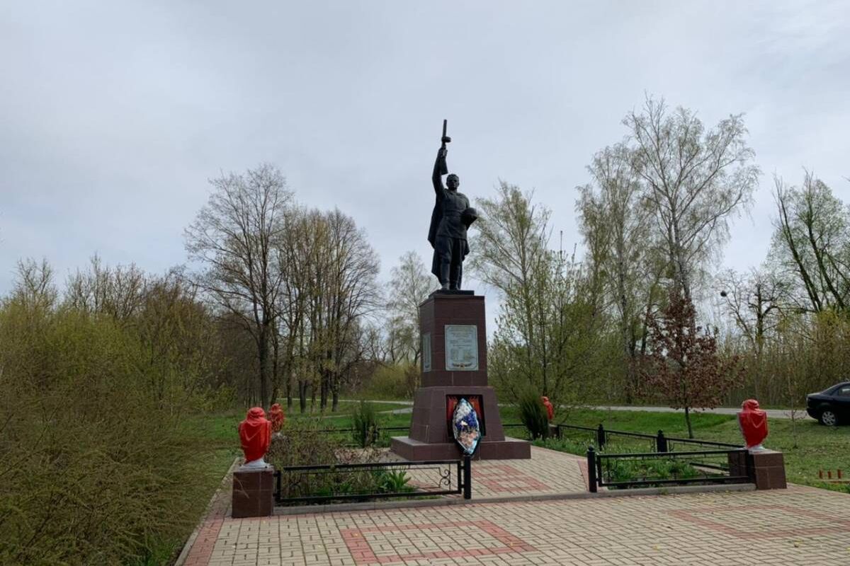 Борисовские единороссы убрали территорию у памятника Неизвестному солдату