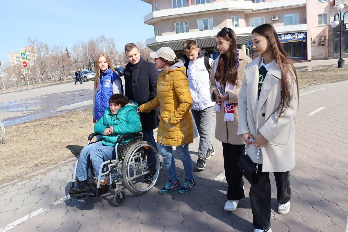 Омск - это Питер в миниатюре». Единороссы провели экскурсию для людей с  ограниченными возможностями здоровья из Санкт-Петербурга