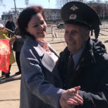 В Сыктывкаре активисты партпроекта «Старшее поколение» приняли участие в патриотической акции «Вальс Победы»