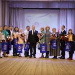 В Северо-Енисейске партийцы приняли участие в поздравлении педагогов