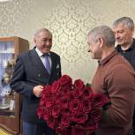 Единороссы Махачкалы поздравили старейшего члена Партии Гамида Бучаева с днем рождения
