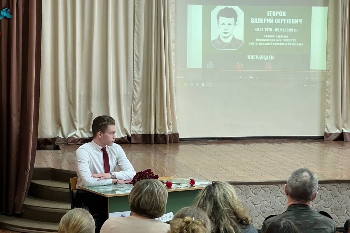 К образовательному проекту «Парта героя» присоединились школьники Тихвинского района