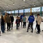 «Молодая Гвардия Единой России» организовала массовое катание на коньках для воспитанников Центра реабилитации «Доверие»