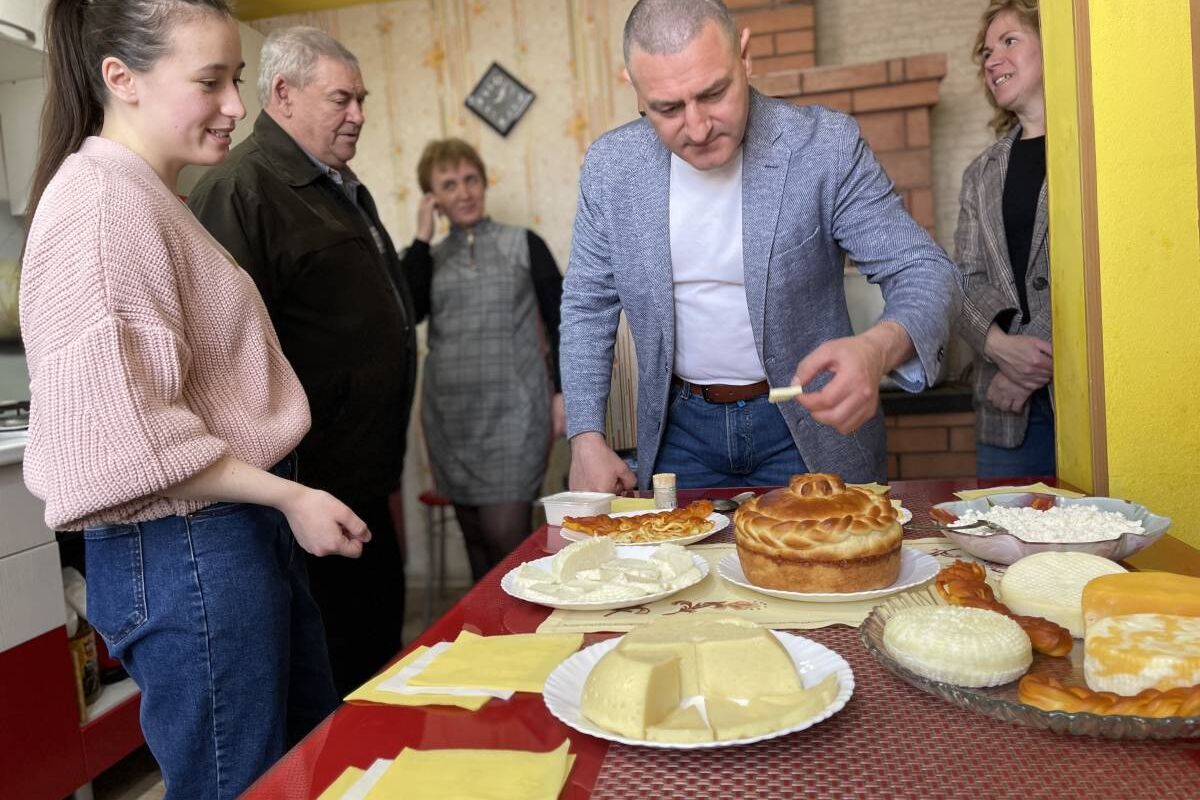 Молодой фермер из Петуховского округа делает сыр