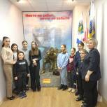 В Мурманской области «Единая Россия» организовала для детей участников СВО экскурсию в музей