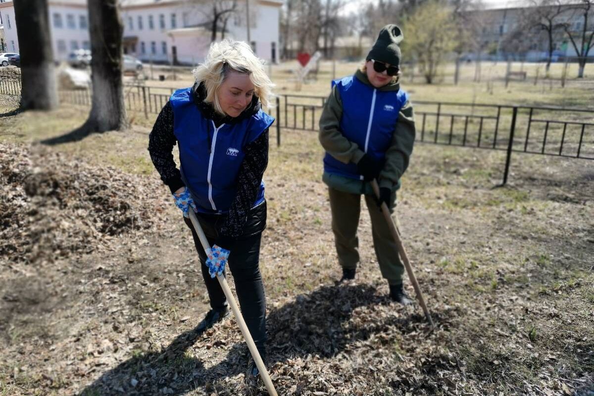 В Октябрьском районе провели партийный субботник
