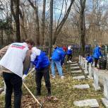«Единая Россия» в Воронеже провела уборку воинских захоронений