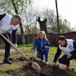 Уборка парков и скверов, памятных мест: активисты «Единой России» наводят чистоту по всей стране