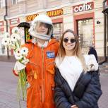 Активисты МГЕР поздравили жительниц Москвы с Днем космонавтики