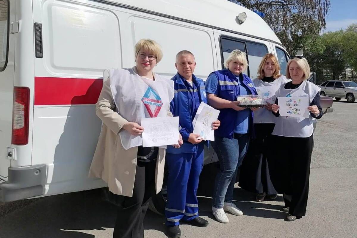 Сторонники «Единой России» поздравили врачей скорой помощи в Обливском районе