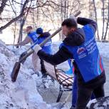 Активисты «Единой России» очистили от снега территорию вокруг Центра активного долголетия и реабилитации «Ветеран» Дзержинского района