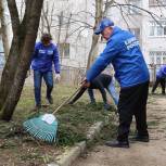 Смоленские единороссы провели субботник на улице Ломоносова и соцобъектах