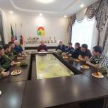 Глава Дрожжановского района, секретарь местного отделения ЕР Марат Гафаров встретился с прибывшими в отпуск участниками СВО