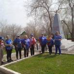 Партийцы и молодогвардейцы Озинского района привели в порядок мемориал Героев Великой Отечественной войны