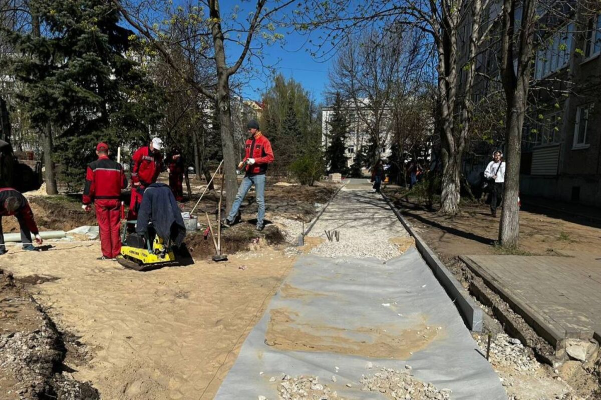 В сквере на ул. Культуры Нижнего Новгорода ведется монтаж системы освещения  и устройство тротуаров