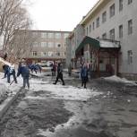 Волонтеры Партии провели субботник на территории школы-интерната