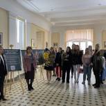 По инициативе Андрея Еремина выставка «Жены Героев» открылась в саратовском медуниверситете