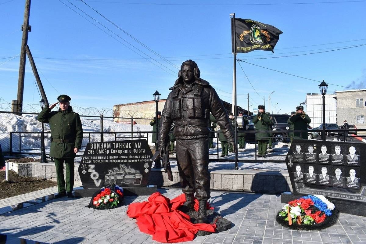 В Печенгском округе открыли первый памятник героям СВО