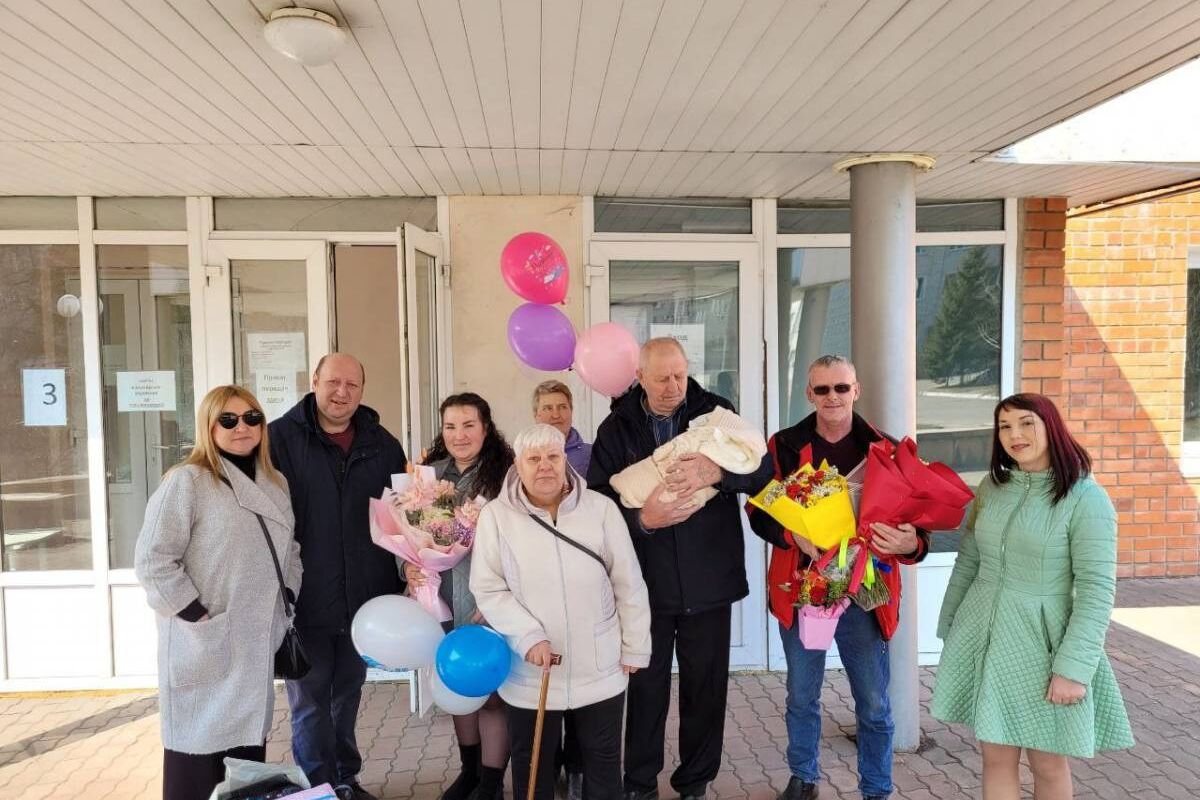 «Единая Россия» в ЕАО поздравила жену мобилизованного с рождением ребёнка