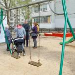 В Воронеже в рамках «партийного десанта» оценили качество исполнения работ по установке детских площадок