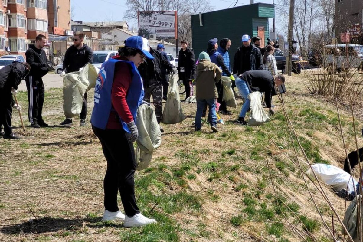 В Биробиджане «Единая Россия» организовала субботник по уборке берегов рек