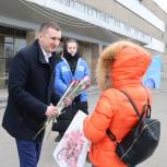 Депутат Максим Концедалов и омские молодогвардейцы поздравили сотрудников ПО «Полёт» с Днем космонавтики