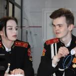 В Штабе общественной поддержки юные кадеты своими руками сделали памятные медали для участников специальной военной операции