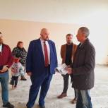 Павел Харламов проверил ход капитального ремонта школы №36 в селе Хмельницком